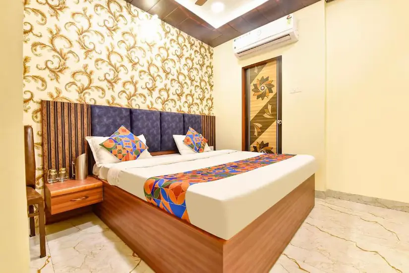 Hotel Spark / Triple Three